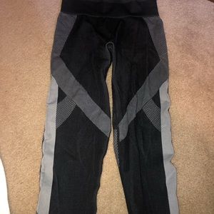 SIZE SMALL VICTORIA SECRET PINK LEGGINGS